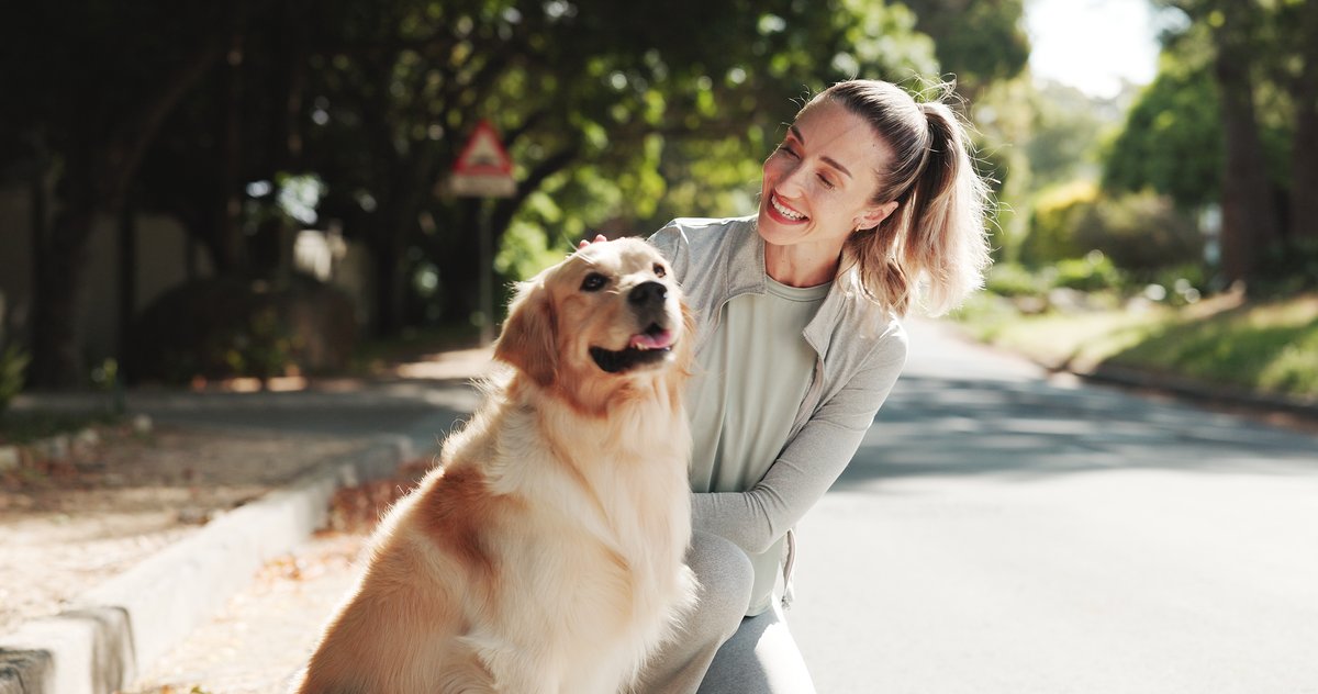 Femme avec golden retriever